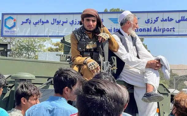 Combatente do Taliban senta em cima de veículo blindado do lado de fora do Aeroporto Internacional Hamid Karzai, em Cabul, no Afeganistão16/08/2021