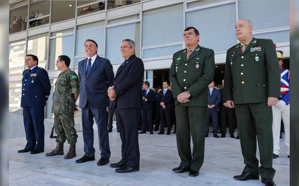 Bolsonaro, ao lado de Braga Netto e comandantes militares durante desfile militar em frente ao Palácio do Planalto