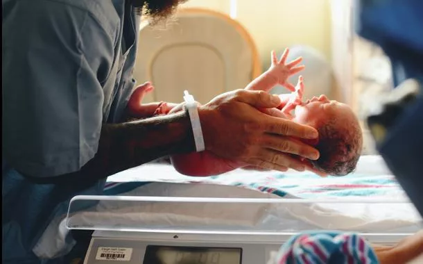 Mulher finge gravidez por nove meses, rouba recém-nascido em hospital e faz festa para 'celebrar chegada'