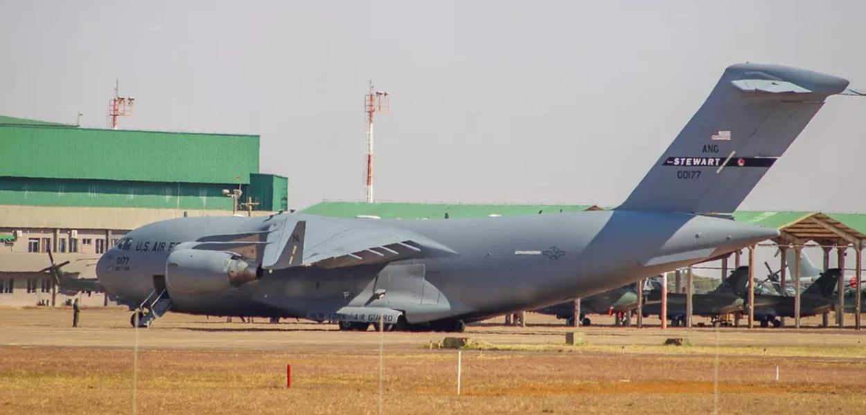 Avião da Força Aérea dos EUA aterrissa em Campo Grande (MS)