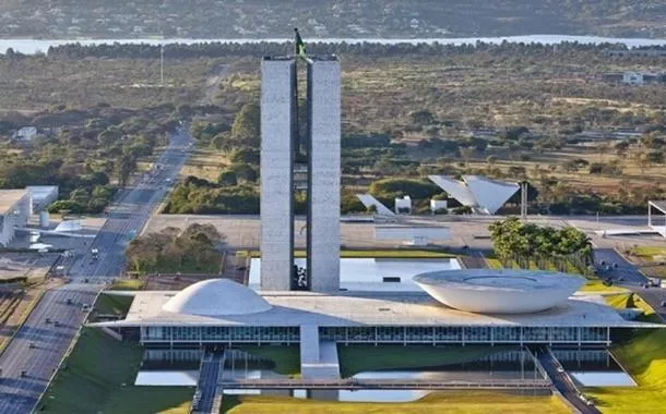 A democracia liberal e o Centrão: entraves à soberania e ao desenvolvimento nacional