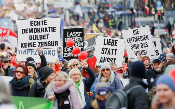 Marcha em Kassel, no centro da Alemanha, contra medidas sanitárias para barrar a Covid-19