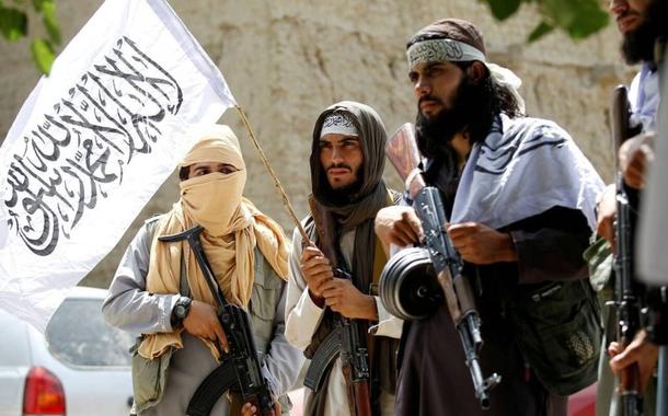 Combatentes do talibã celebram cessar-fogo em Ghanikhel, na província afegã de Nangarhar