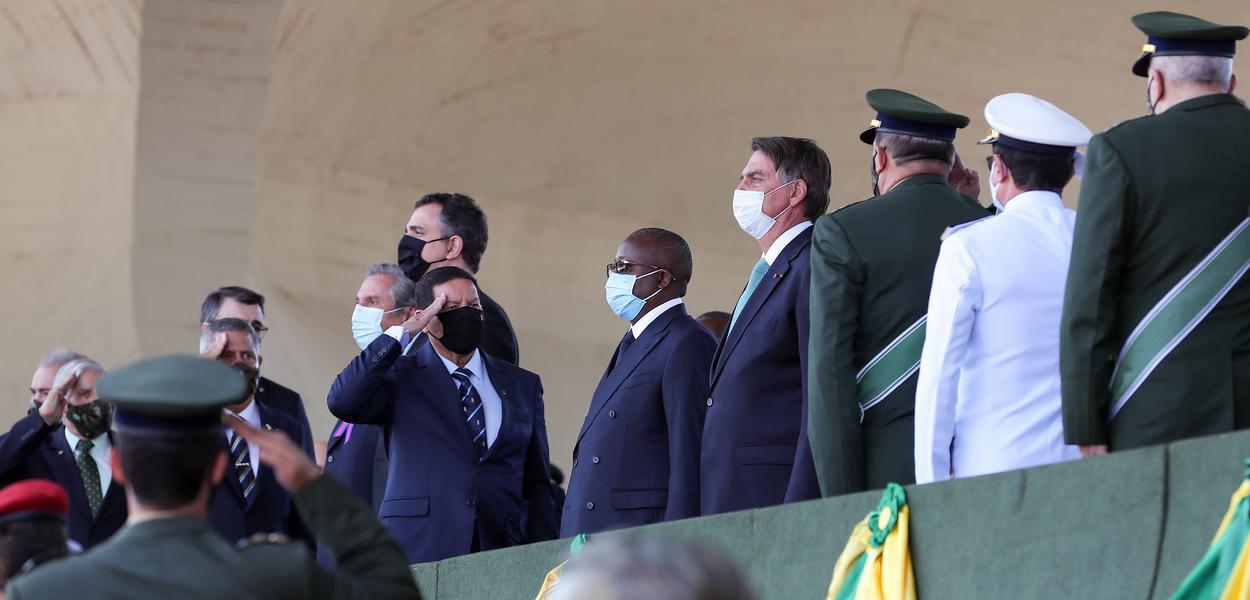 Jair Bolsonaro em cerimônia do Exército no Dia do Soldado