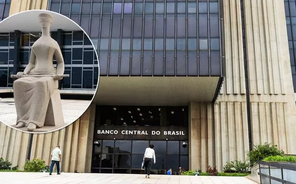 Estátua da Justiça em frente ao STF e prédio do BC