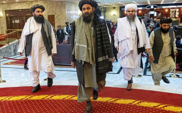 Cofundador e negociador do Talibã, mulá Baradar, e outros membros do grupo na conferência de paz afegã em Moscou, Rússia18/03/2021 Alexander Zemlianichenko/Pool via REUTERS/Arquivos