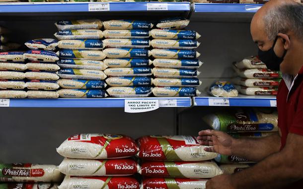 Consumidor faz compras em supermercado do Rio de Janeiro