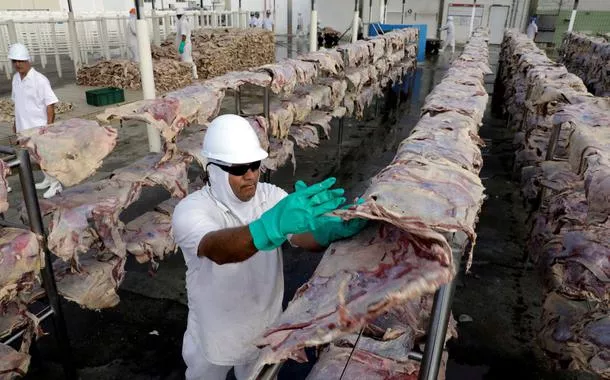 Exportações de carne para os EUA despencam e Marfrig suspende produção em Mato Grosso