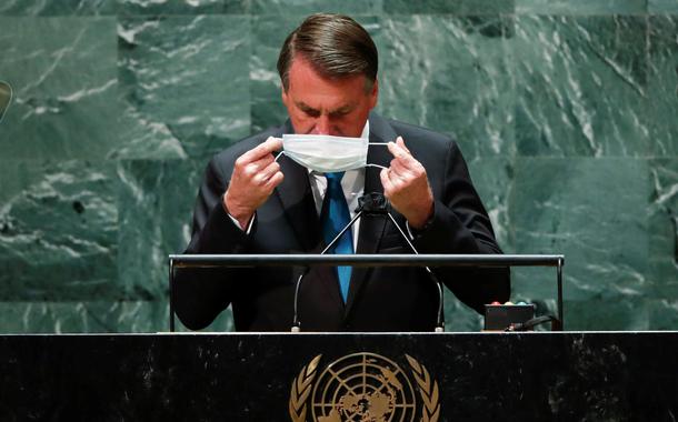 Jair Bolsonaro recoloca a máscara depois de falar na abertura da Assembleia-Geral da ONU