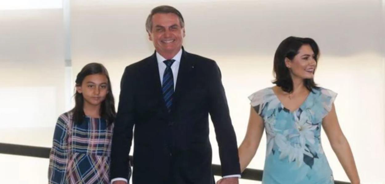Bolsonaro diz que Michelle se vacinou nos EUA e que não sabe se deixará a  filha Laura ser imunizada - Brasil 247