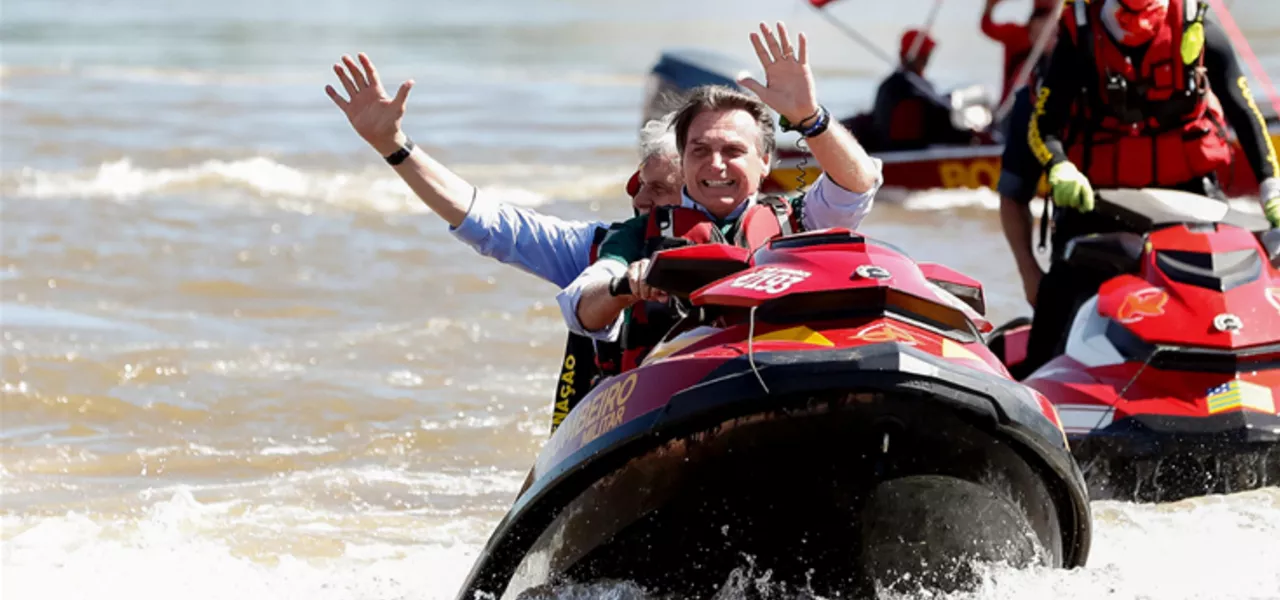 Jair Bolsonaro pilotando jet ski