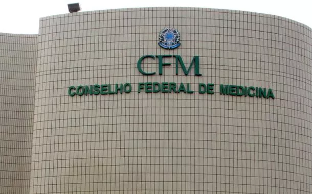 Conselho Federal de Medicina leva ao Senado posições sem evidências científicas e defende PL da Gravidez Infantil