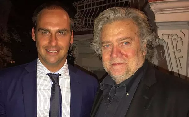 Mensagens de Bannon no caso Epstein citam atuação nos bastidores da campanha de Jair Bolsonaro