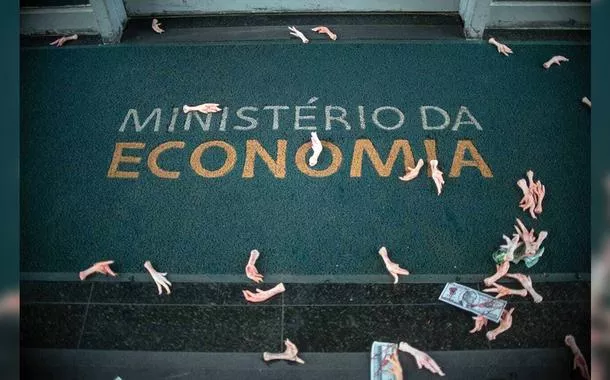 Pés de frango e notas com a face de Paulo Guedes foram jogadas na entrada do Ministério da Economia