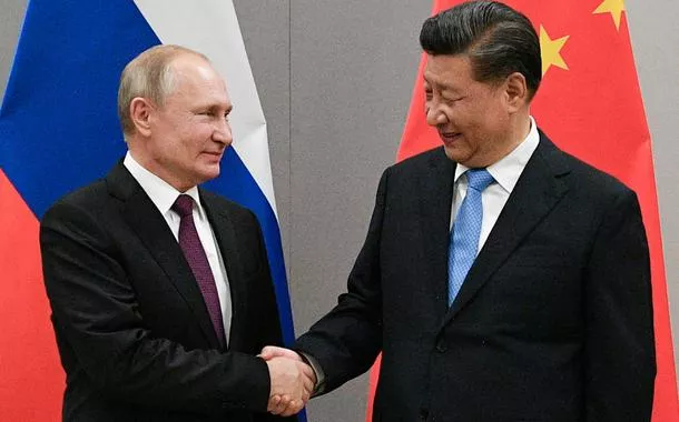 Presidentes da Rússia, Vladimir Putin, e da China, Xi Jinping