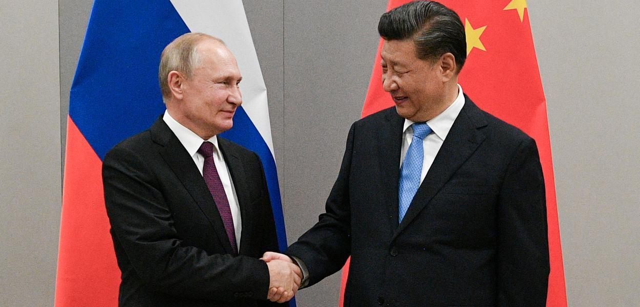Presidentes da Rússia, Vladimir Putin, e da China, Xi Jinping