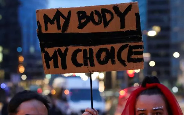 Reino Unido reavalia lei do aborto após quase seis décadas: debate surge em meio ao aumento de investigações contra mulheres