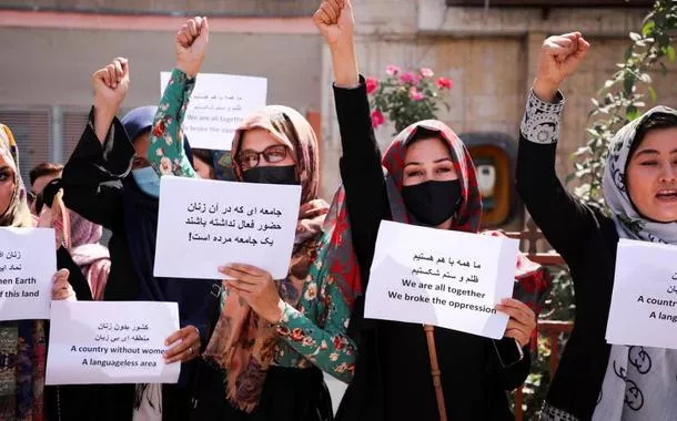 Mulheres afegãs protestam por direitos iguais em ato contra o Talibã