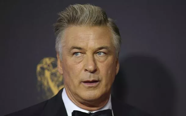 Alec Baldwin faz acordo com família da diretora de fotografia morta em "Rust"