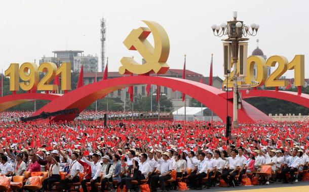 Evento de 100 anos de fundação do Partido Comunista da China reúne milhares de participantes em Pequim, julho de 2021