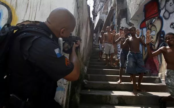 Polícias Civil e Militar fazem operação conjunta no Complexo do Alemão