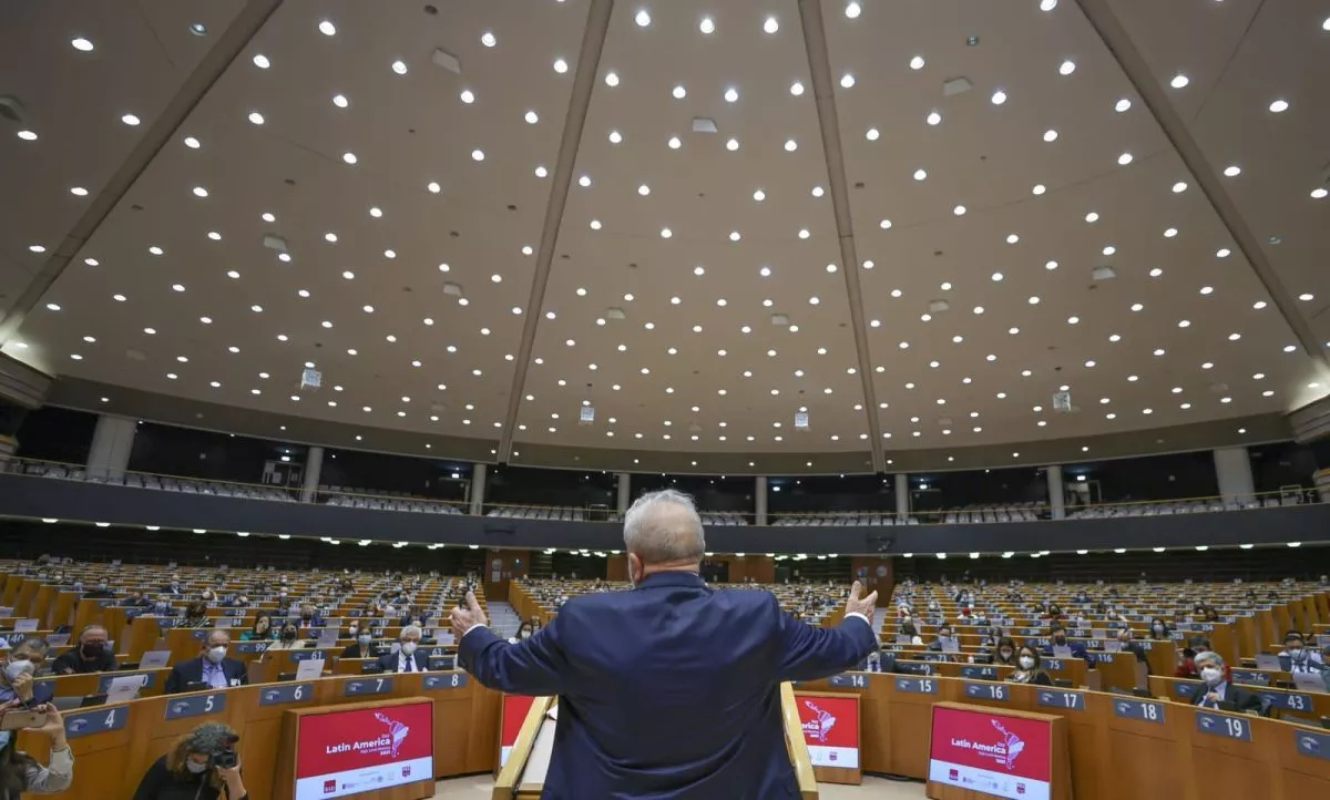 Mídia transmite ao vivo filiação do lanterninha e ignora viagem internacional do favorito
