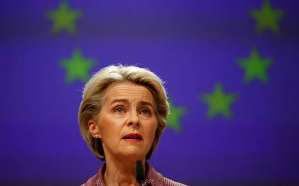 União Europeia segue recuo de Trump e suspende retaliações contra tarifas dos EUA