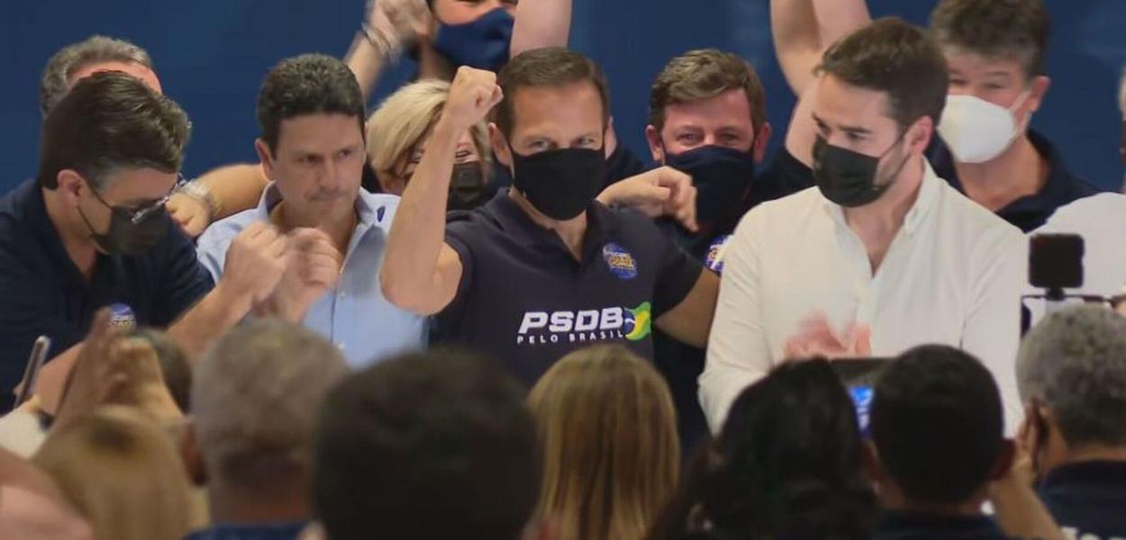 Doria nas prévias do PSDB ao ser anunciado vencedor, ao lado de Eduardo Leite e Bruno Araújo (Foto: Reprodução) Doria nas prévias do PSDB ao ser anunciado vencedor, ao lado de Eduardo Leite e Bruno Araújo