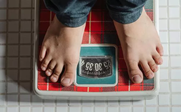 A ditadura da perfeição e a pílula amarga: O impacto da misoginia online e da pressão estética na saúde de mulheres e meninas