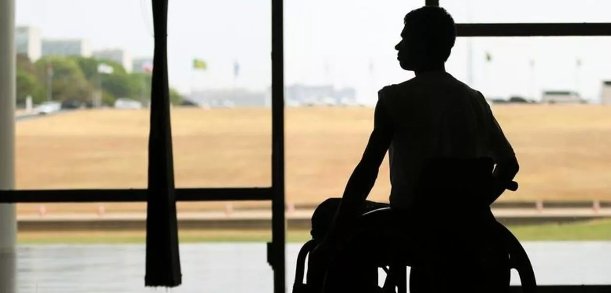 "Cidades são hostis às pessoas com deficiência", afirma secretária