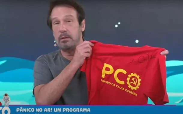 No Pânico, Emílio Surita mostra camiseta do PCO: "essa é a esquerda raiz"