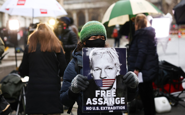 Apoiador do fundador do WikiLeaks, Julian Assange, segura um cartaz em Old Bailey, o Tribunal Criminal Central, em Londres, Grã-Bretanha, 4 de janeiro de 2021