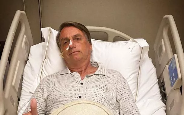Presidente Jair Bolsonaro em leito de hospital em São Paulo