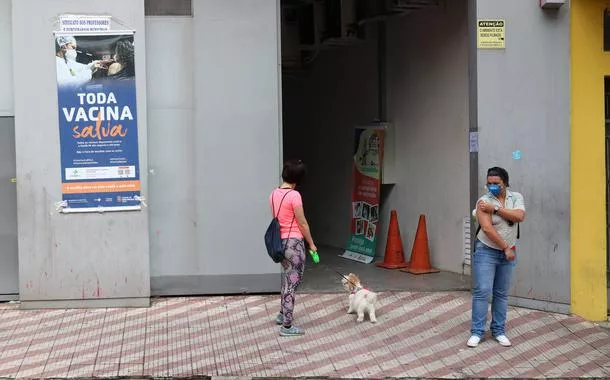 São Paulo - Posto de vacinação contra a Influenza na rua Humaitá, Bela Vista.