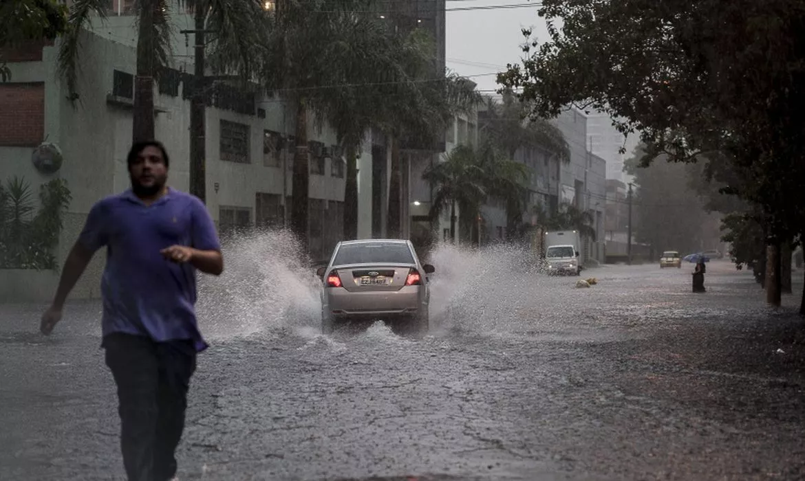 Previsão de temporal faz Rio estrear sistema de alerta da Defesa Civil