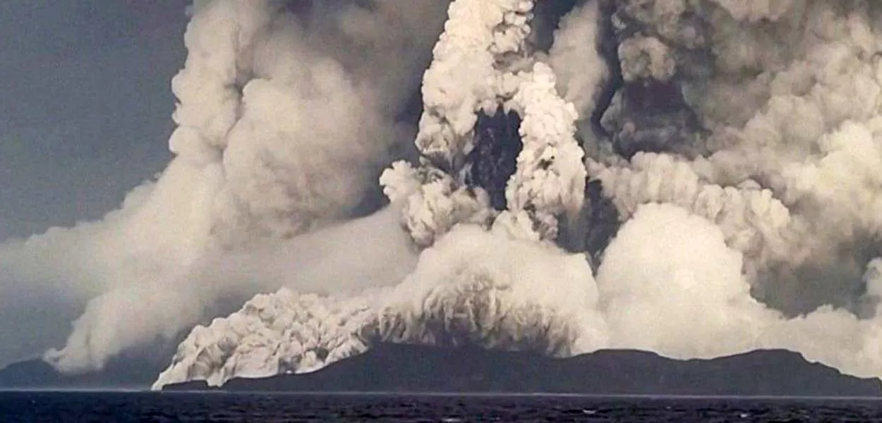 Erupção do vulcão Sakurajima lança cinzas a 4,4 km e cancela dezenas de voos no Japão