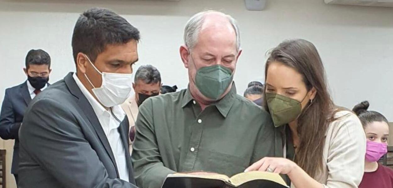 Ciro Gomes participa de culto em Fortaleza ao lado de Cabo Daciolo