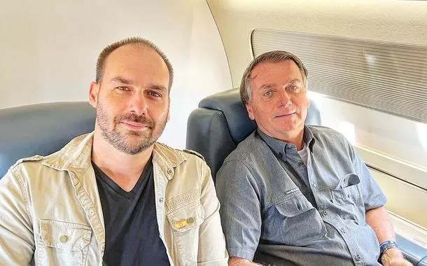 Eduardo está "falando muito", reclama Bolsonaro