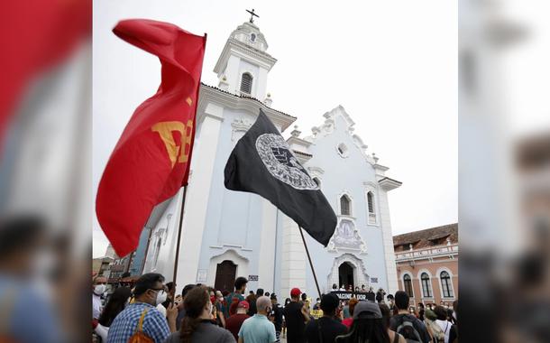 Protesto aos arredores de uma igreja em Curitiba (PR)