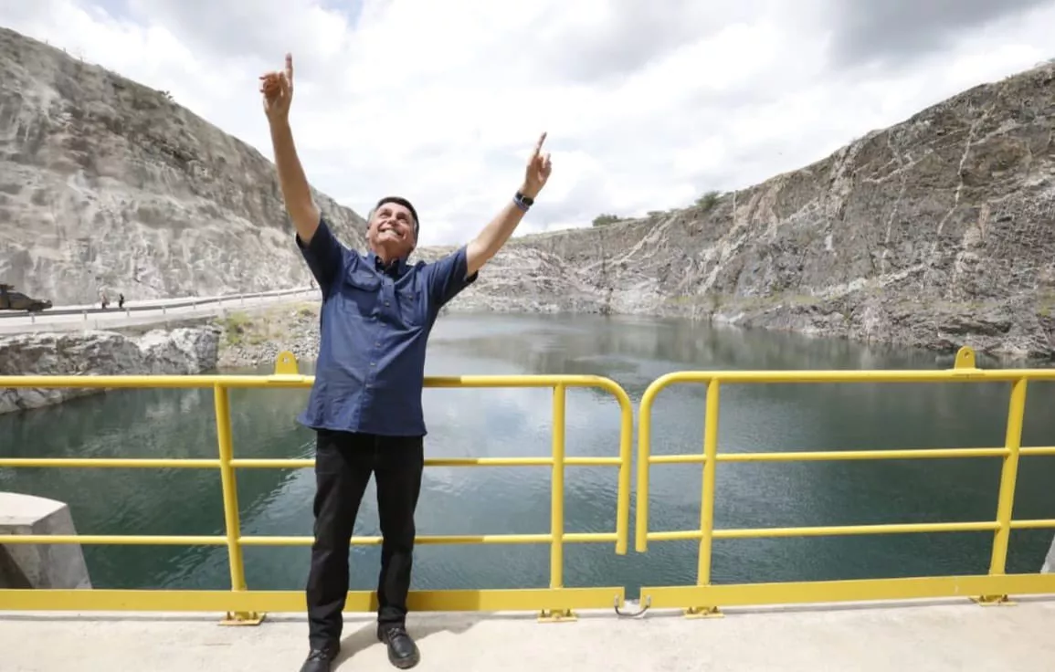 Jair Bolsonaro em obra do Rio São Francisco