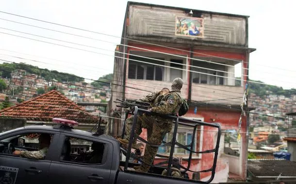 Polícias do RJ fazem operação contra "Caixinha" do Comando Vermelho nos complexos do Alemão e da Penha