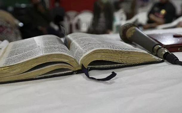 Deputados do Ceará aprovam projeto para incluir Bíblias e outros textos sagrados nas escolas