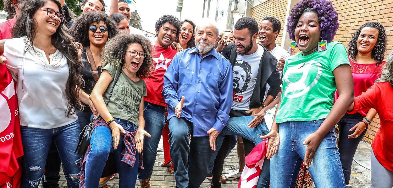 Lula mira eleitorado jovem nas redes sociais com óculos juliet