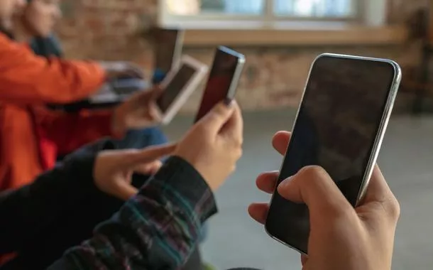 Comissão da Câmara aprova projeto de lei para proibir o uso de celular nas escolas do país