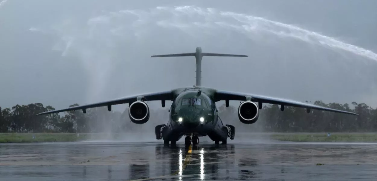 Embraer vende cargueiro militar C-390 ao Uzbequistão e avança na Ásia