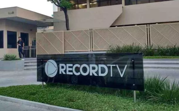 Repórteres da Record desviam R$ 800 mil doados à menina com câncer