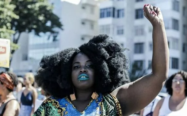 Mulher negra em protesto