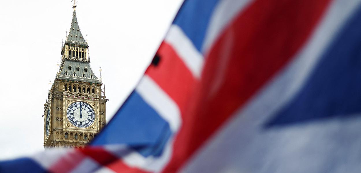 Bandeira do Reino Unido do lado de fora do Parlamento britânico em Londres