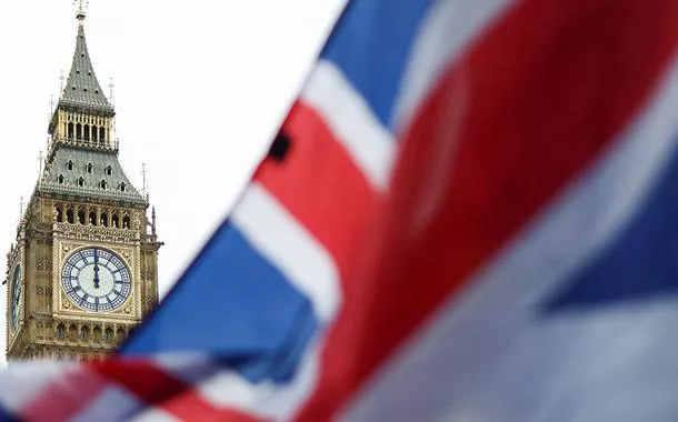 Bandeira do Reino Unido do lado de fora do Parlamento britânico em Londres