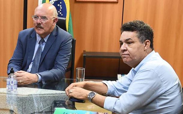O ministro da Educação, Milton Ribeiro, com o pastor Arilton Moura em 30/11/2021